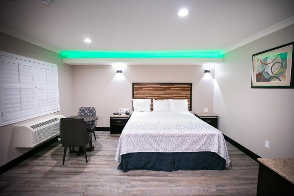 Diamond Bell Inn & Suites image 43